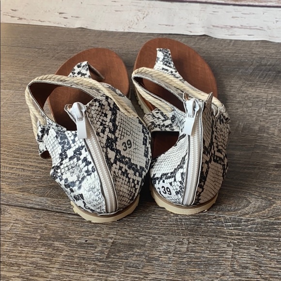 NIB Snakeskin Cut Out Sandals 8 - Picture 7 of 11